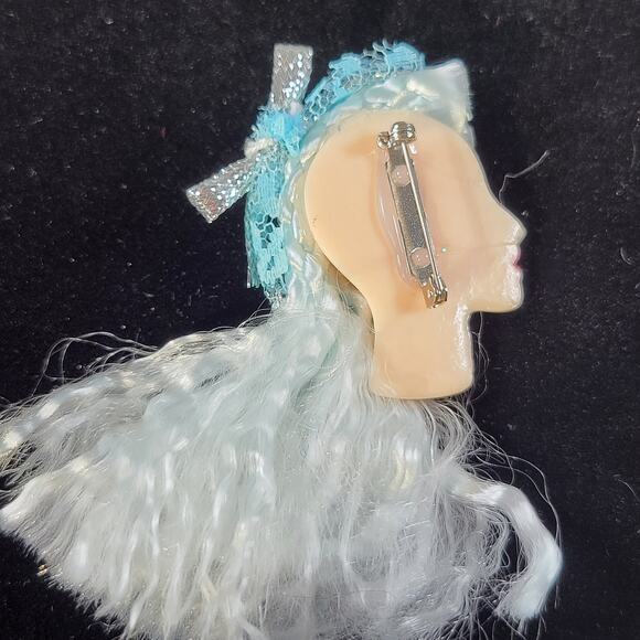 Glamour Lady Head Brooch Face With Lace and Long Blue Hair 1980's With Gift Box - Picture 3 of 8